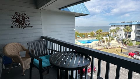 B320 = Wooden Turtle Tybee - Great views from this top floor, corner unit!