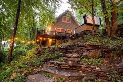 A nature escape with all the modern amenities you can ask for, The Hawks Nest Cabin is the perfect getaway for those looking to bond with family and friends within close proximity to wonderful outdoor activities and experiences. 