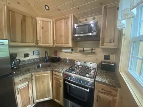 Modern and fully equipped kitchen 