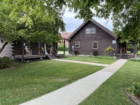 Little cabin next door to the main cabin. Invite a friend!
