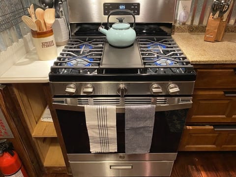 GAS STOVE WITH CENTER IRON COOKTOP