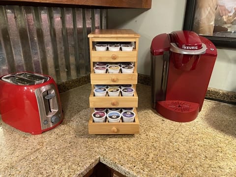 KEURIG COFFEE MAKER, PODS & TOASTER