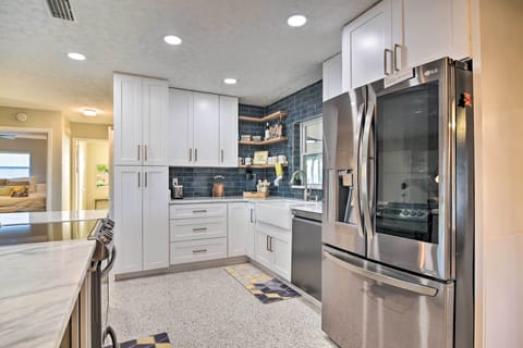 Fully Equipped Kitchen | Newly Renovated | Granite Countertops