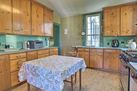 Fully Equipped Kitchen | Drip Coffee Maker | Coffee Grinder