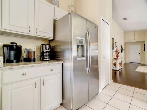 Modern kitchen with stainless steel appliances ️
