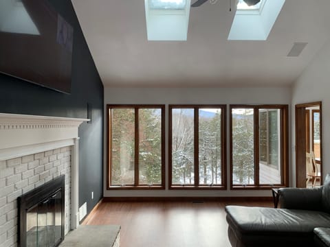 Family Room 70" Tv (Netflix, Hbo Max, Prime, Disney)