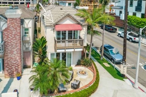 Tall, skinny - 2 floors - prime location with beautiful surroundings.