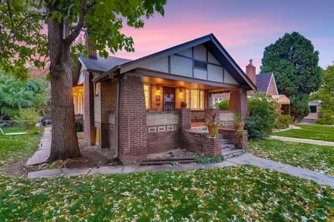 Beautiful Washington Park Bungalow! Located directly across from Denver's famous Wash Park!! Quiet, beautiful, family neighborhood! Come and enjoy a relaxing stay! 