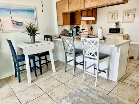 Seating for 4 for meals!