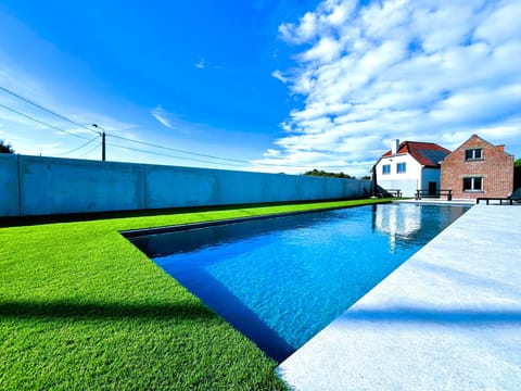 Zwembad optioneel bij te boeken. Niet inbegrepen in huurprijs vakantiewoning. 