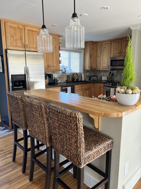 kitchen island seating. 