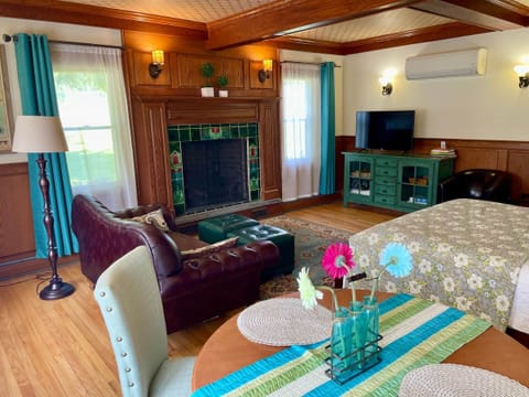 Gorgeous apartment with dining area, sitting area, electric fireplace and Queen sized bed