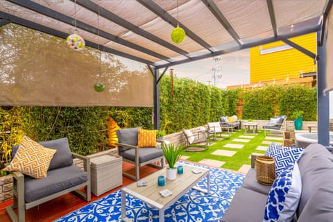 Beautiful backyard to relax and enjoy your stay