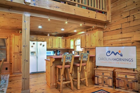 Fully Equipped Kitchen w/ Breakfast Bar Seating