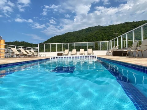 Piscina no terraço.