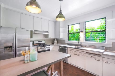 Spacious and cheerful, The Aloha House chef's kitchen is fully equipped.