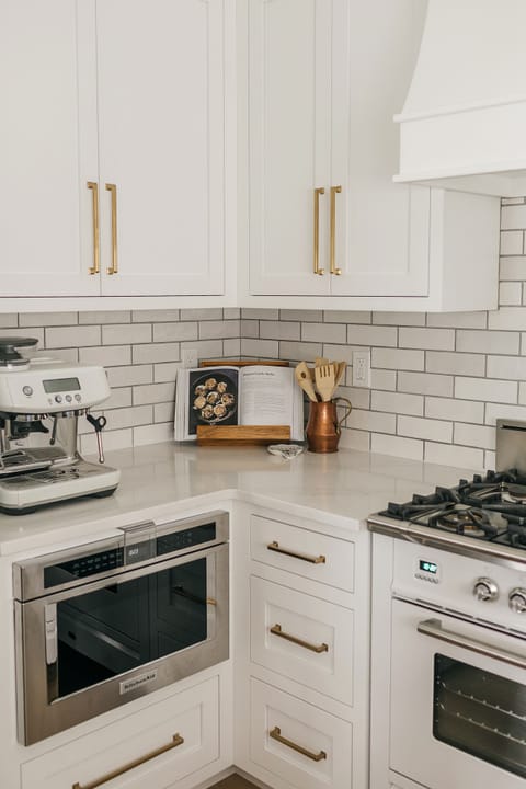 Make yourself a latte using our Breville Barista Pro and Cabin Coffee espresso!