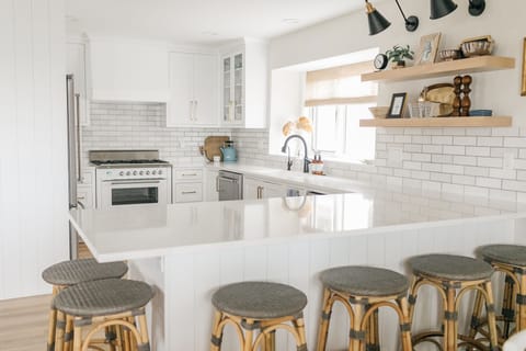 Kitchen peninsula seats 6