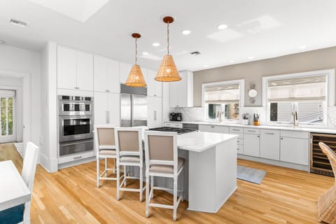 KITCHEN W/OVEN, MICROWAVE & WARMING DRAWER