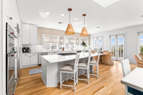 KITCHEN W/LARGE CENTER ISLAND W/BAR SEATING FOR 3