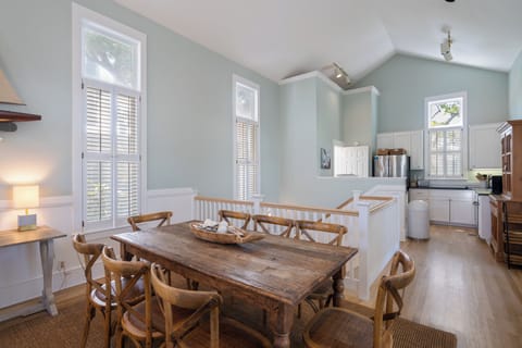 CENTRAL DINING AREA FOR EIGHT