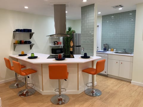Beautiful and well-stocked kitchen with breakfast bar