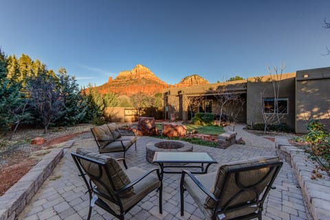 Peaceful Yard and Views (Fire Pit is currently not operational)