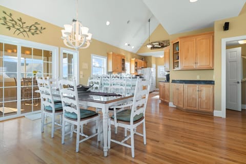 Dining Area & Kitchen