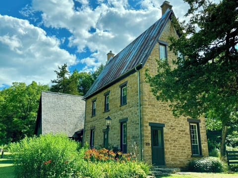 Twice-awarded Brisbane House! Stellar restoration, modern comforts, fine art.