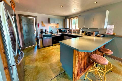 Enjoy a night eating in using this well-appointed kitchen!