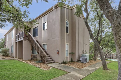 Entry stairs leading up to the entrance. (2nd story)