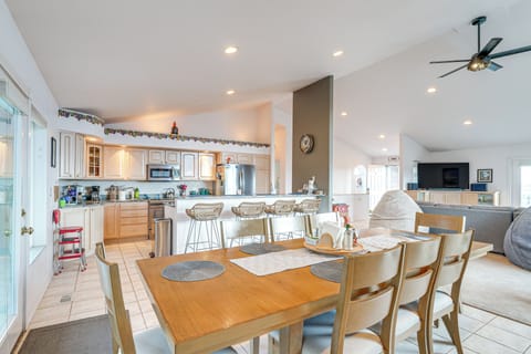 Dining Area | Upper Level | Dishware & Flatware Provided