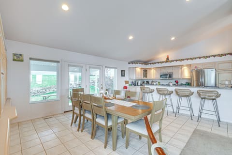 Dining Area | Upper Level | Dishware & Flatware Provided