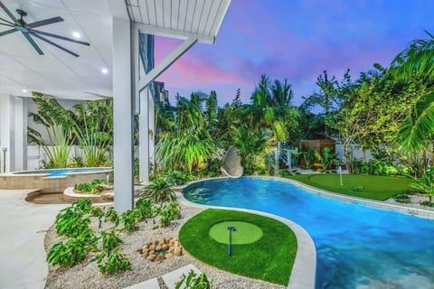 The Plaza - Twilight - 8 Bedrooms - Resort Style Heated Pool - Waterslide - Oversized Spa - Mini Golf Course - Chipping Green