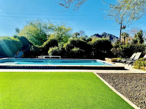pool with view on Camelback mountain!