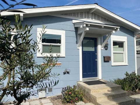 Frontdoor 
Note: three steps without a Front of bungalow 