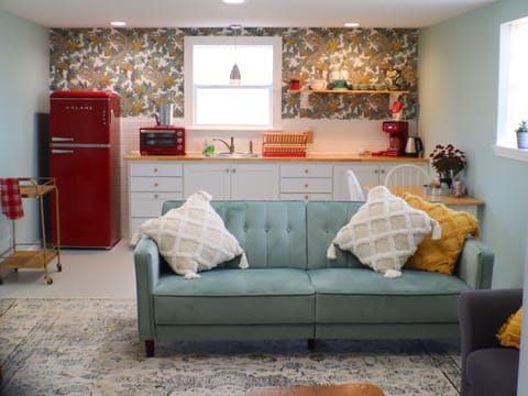 Stylish kitchenette & eating area  connected to the comfy lounging area