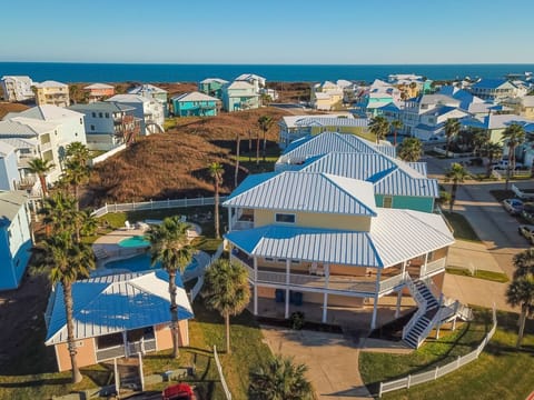 Golf Cart + Beach Gear Credit Included With Your Stay!