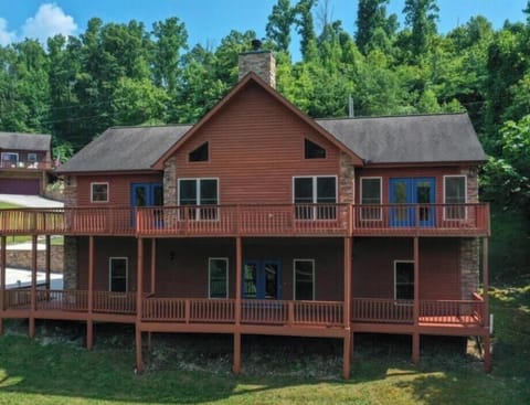 Lots of room on the 2 level decks 