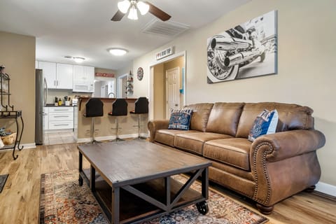 DEN/KITCHEN 
FOLD OUT QUEEN SIZE COUCH BED