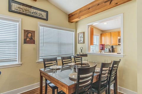 Dining area for 6 to enjoy a meal with your family