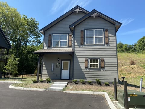 Beautiful cabin with plenty of parking, easy accessibility