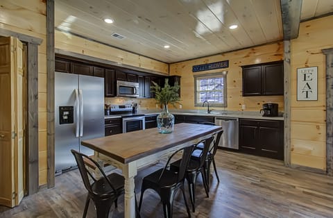 Granite counter tops, fully equipped kitchen 