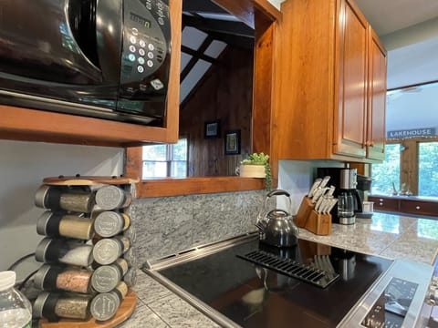 Well stocked kitchen with all the basics. 