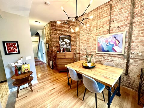 Main level dining with espresso bar