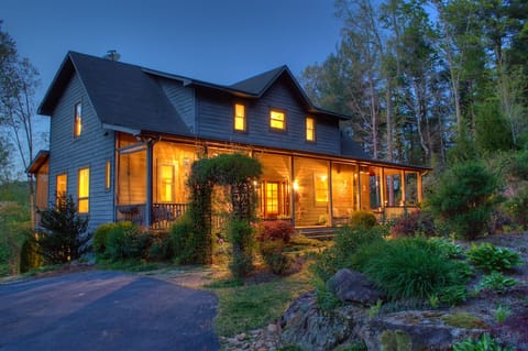 Night View (Thomas Kinkade style!) of Heavenly Hideaway