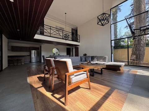 Iluminada sala de estar perfecta para relajarte y disfrutar momentos especiales.