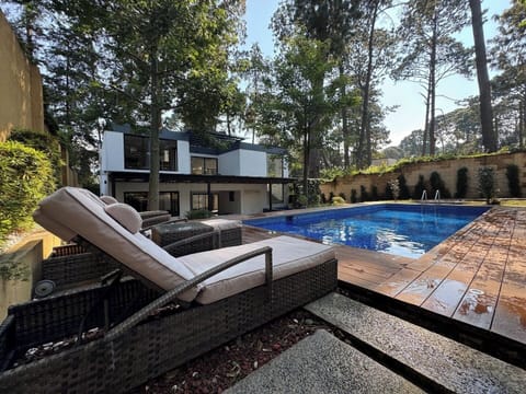 Imagina  tomar el sol en los camastros, refrescarte en la alberca o simplemente relajarte leyendo un libro, ¡Este espacio es ideal para ti!