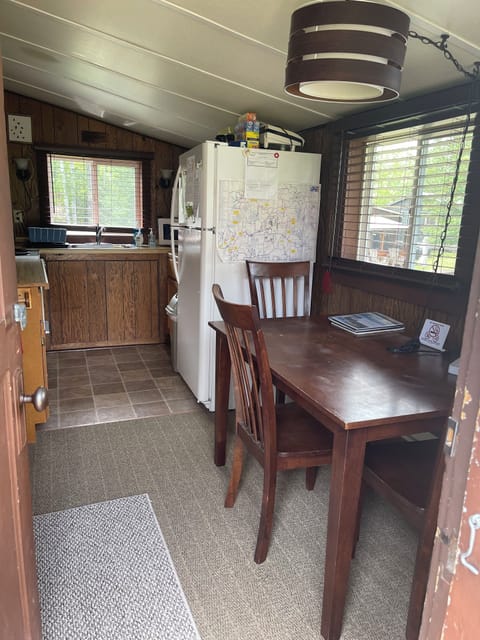 Cabin 5 - Kitchen table