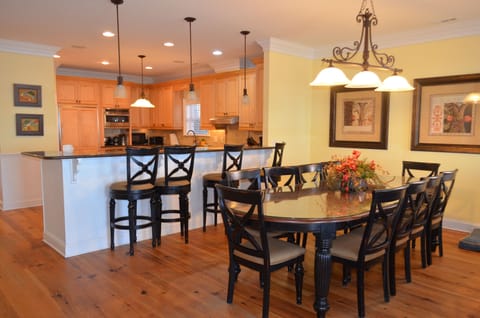 Dining and breakfast bar